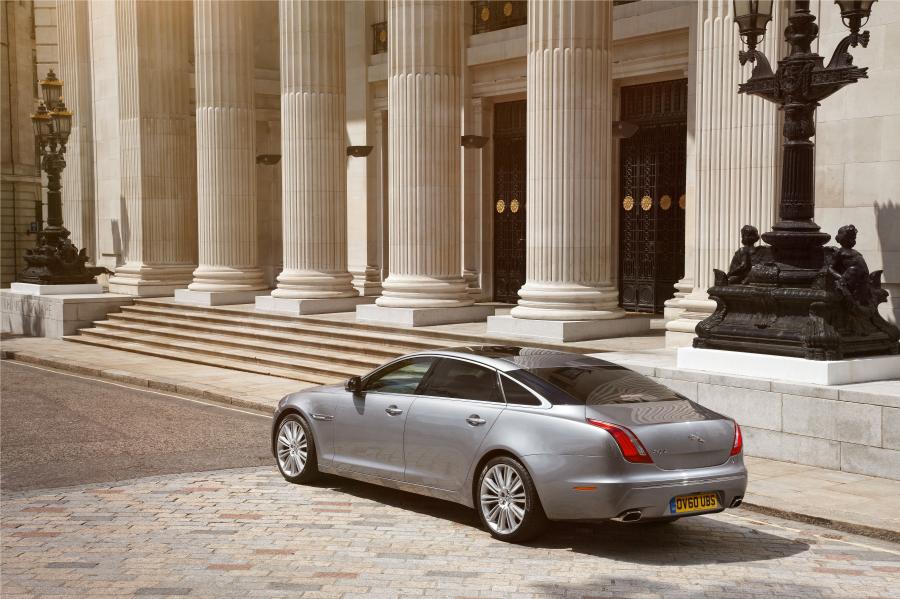  Jaguar XJ LWB 2012 года  (UK) (фото 4 из 8)
